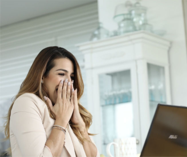 Ejecutiva Leonisa con computador